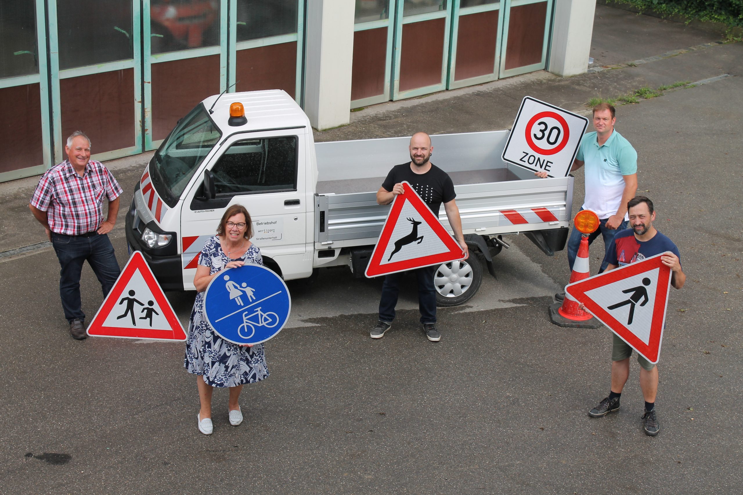 Besuch im Betriebshof (von links) Johannes Deisenhofer, Hertha Stauch, Jonas Ziegler, Reihnard Gribl, Peter Hurler