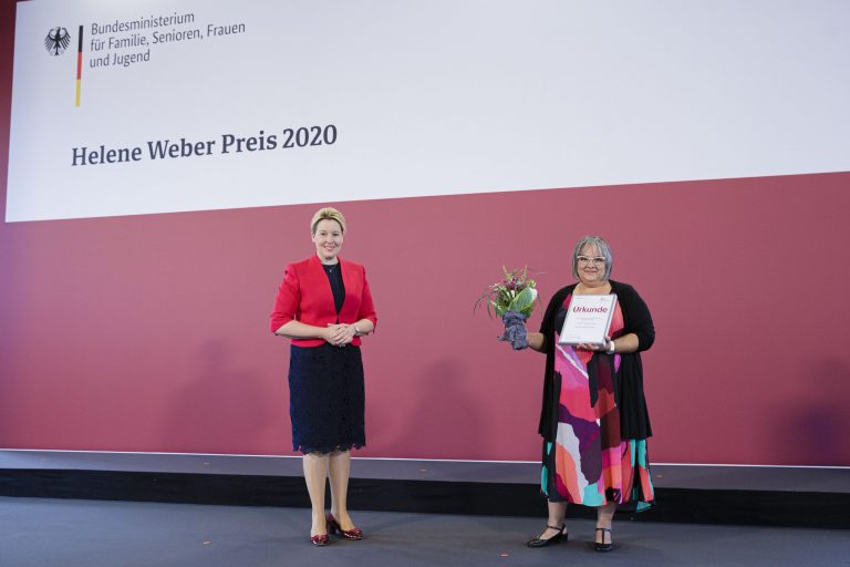 Bundesfamilienministerin verleiht Heidi Terpoorten den Helene Weber Preis
