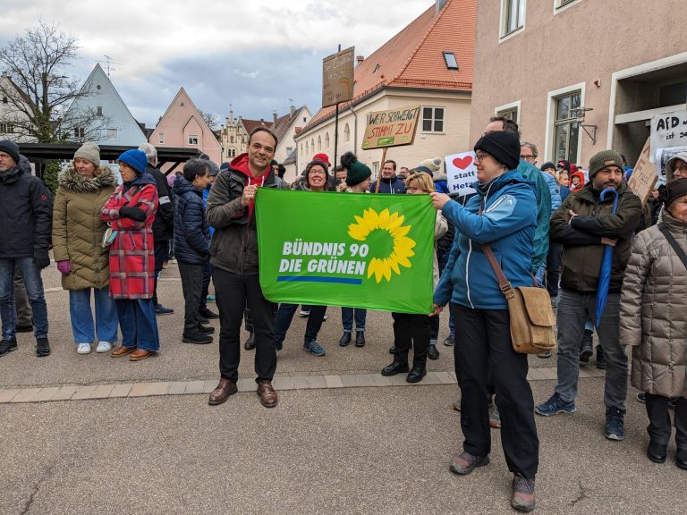Über 700 Menschen auf Demo in Lauingen